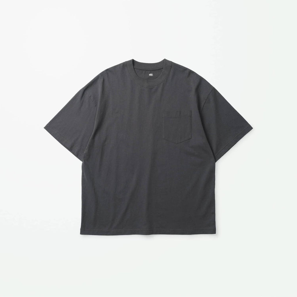 MADNESS STD. UNIFORM SCRIPT POCKET T-SHIRT
