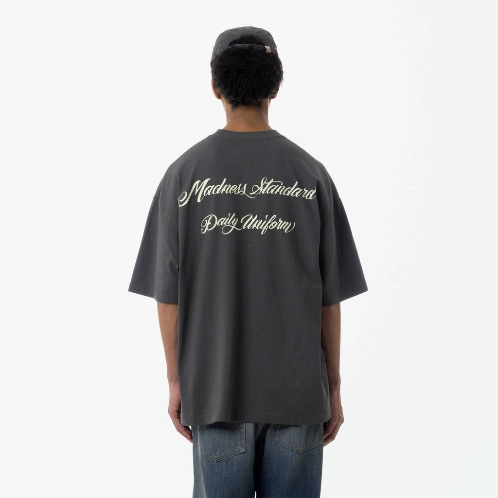 MADNESS STD. UNIFORM SCRIPT POCKET T-SHIRT